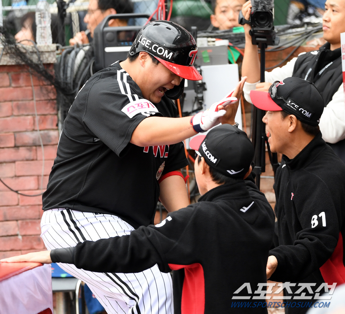 '역전 만루홈런+3안타' 2패를 1승1무로 만든 '천재타자'를 벤치에 둘…