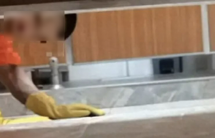 여자화장실 문밑으로 엿보던 남성, 웃으며 변명 '소름'