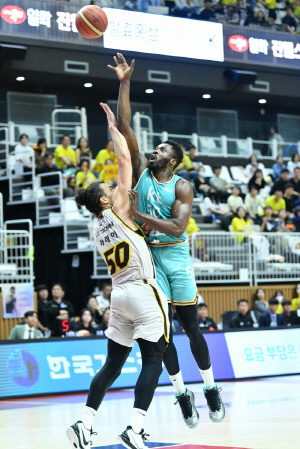 '창원 가자!' KT, LG에 반격전 성공 5차전 몰고갔다…5반칙 퇴장 마레이 빠진 LG에 89-80 승리