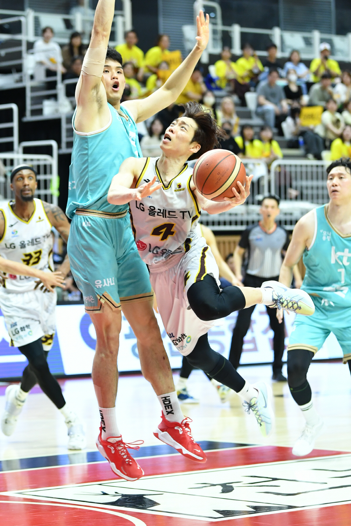 '창원 가자!' KT, LG에 반격전 성공 5차전 몰고갔다…5반칙 퇴장 …