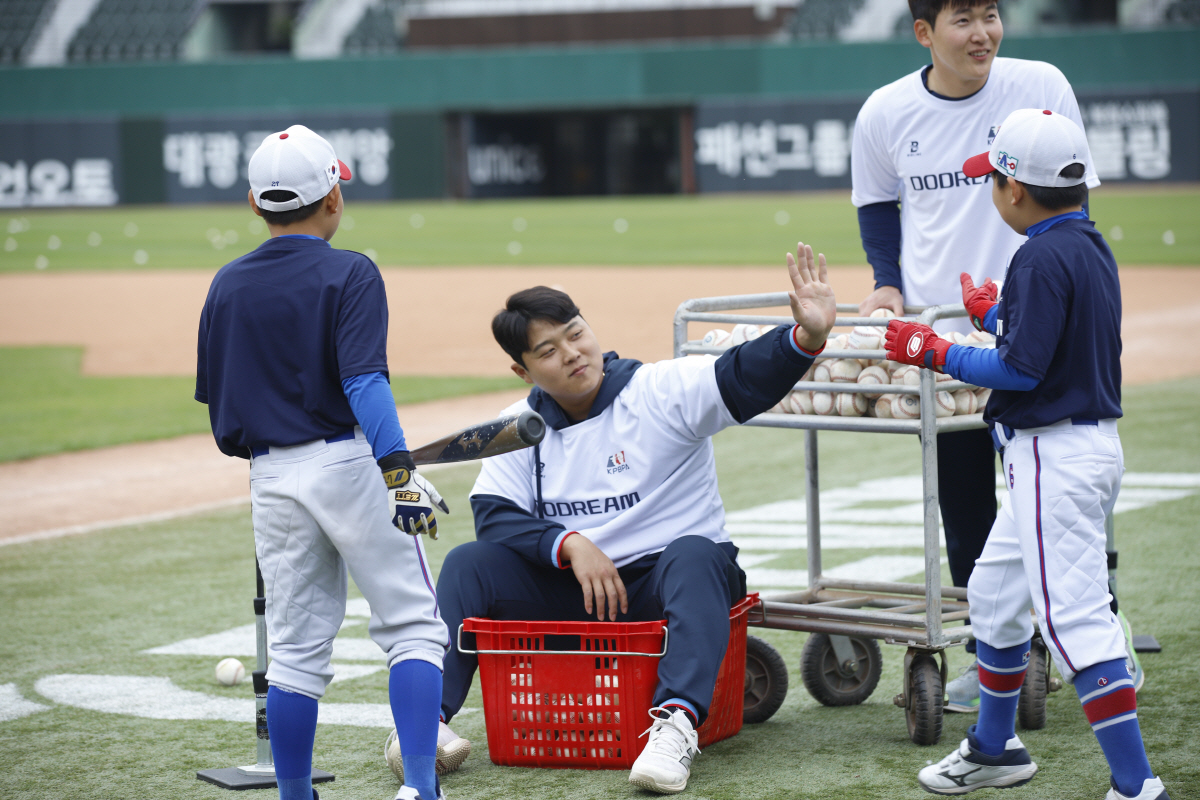 '더블헤더 피로 이겼다!' 롯데, 선수협 유소년 야구클리닉 진행…초등학생…