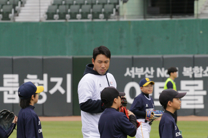 '더블헤더 피로 이겼다!' 롯데, 선수협 유소년 야구클리닉 진행…초등학생…