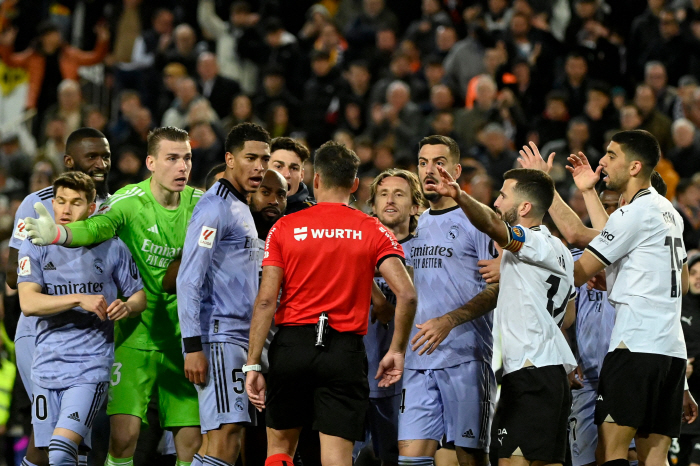 '참가국들 초비상!'...'한국과 악연' EPL 최악의 심판, 국제대회 …