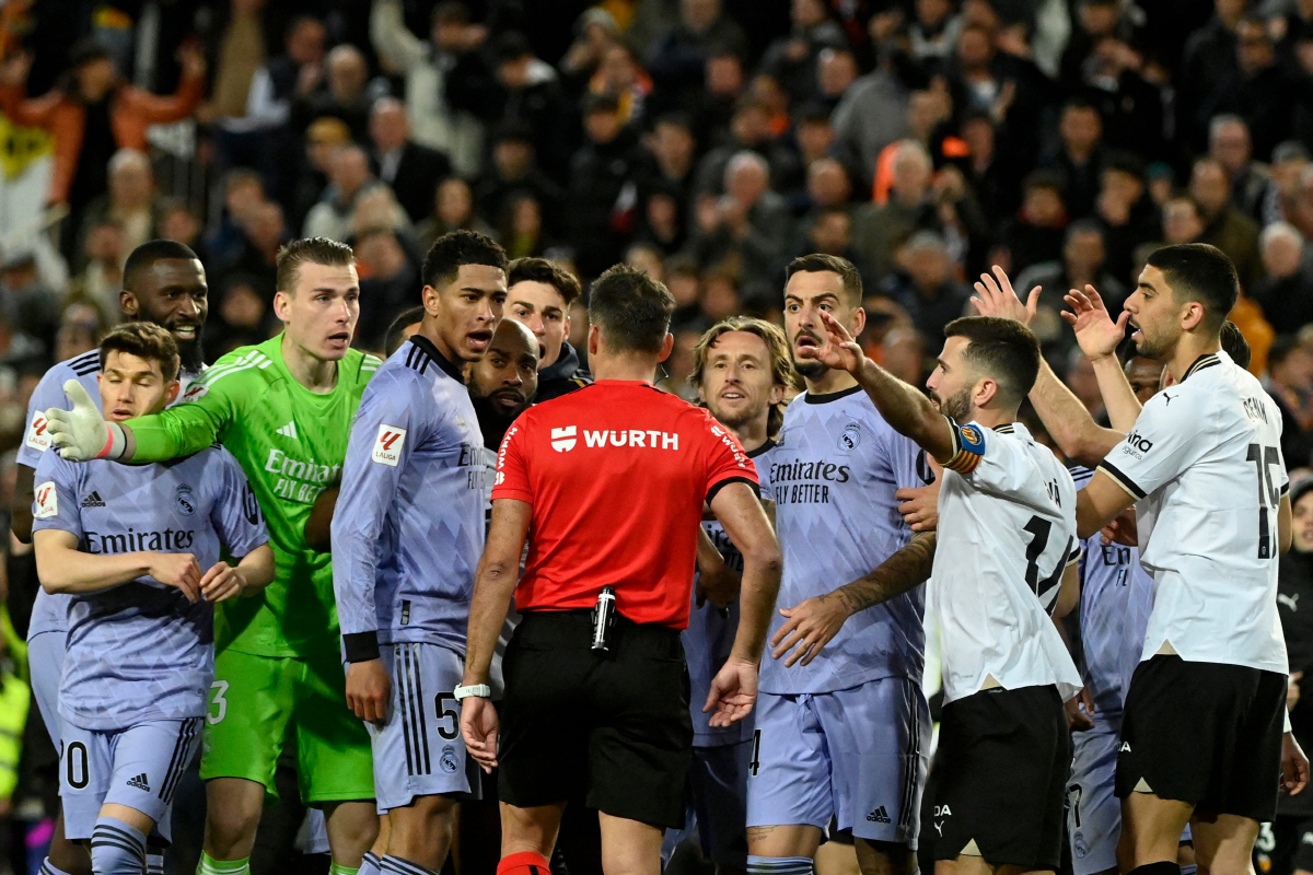 '참가국들 초비상!'...'한국과 악연' EPL 최악의 심판, 국제대회 …