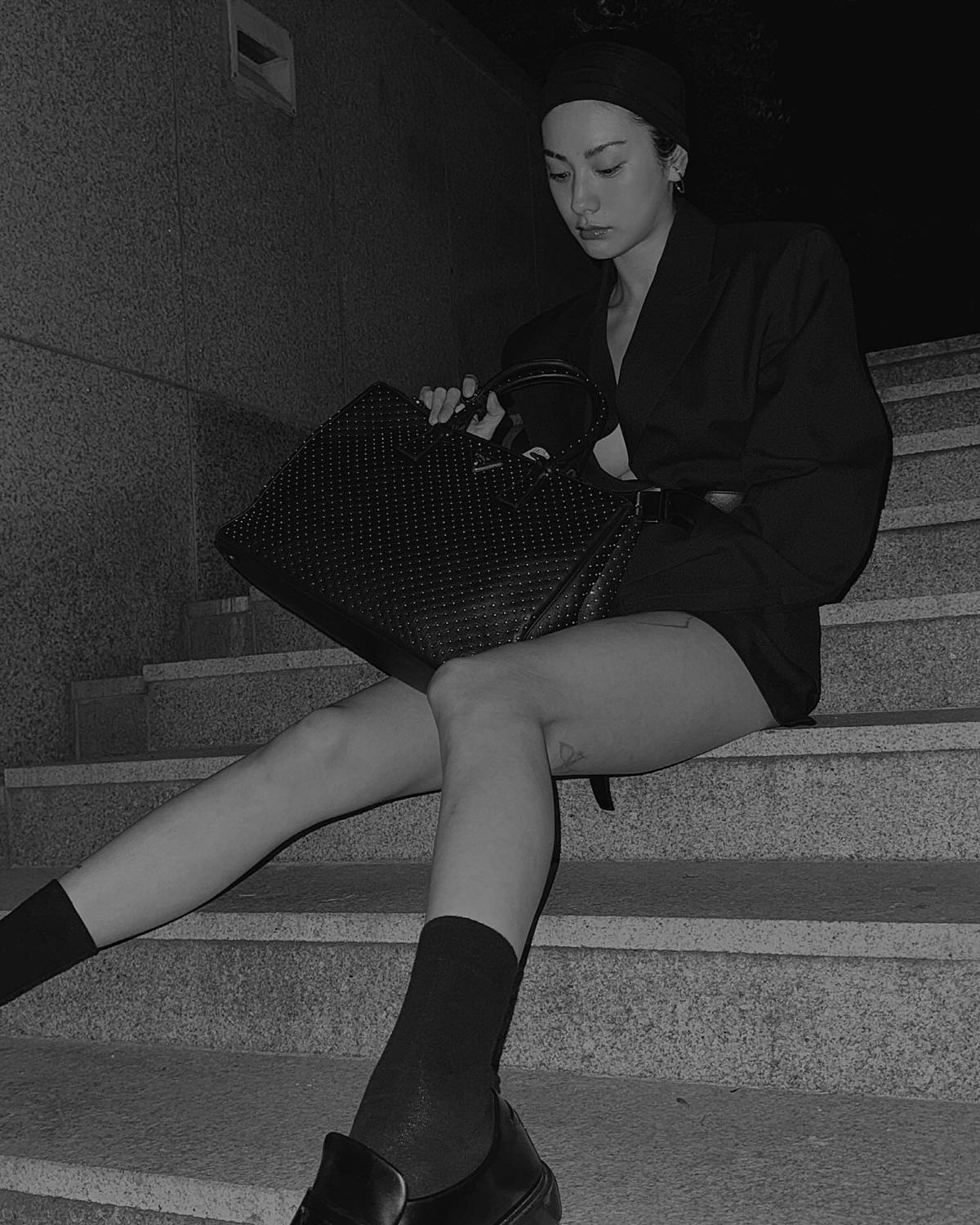 "'팬츠리스'도 나나가 하면 다르다"…압도적 다리 길이 '포스'넘치는 그…