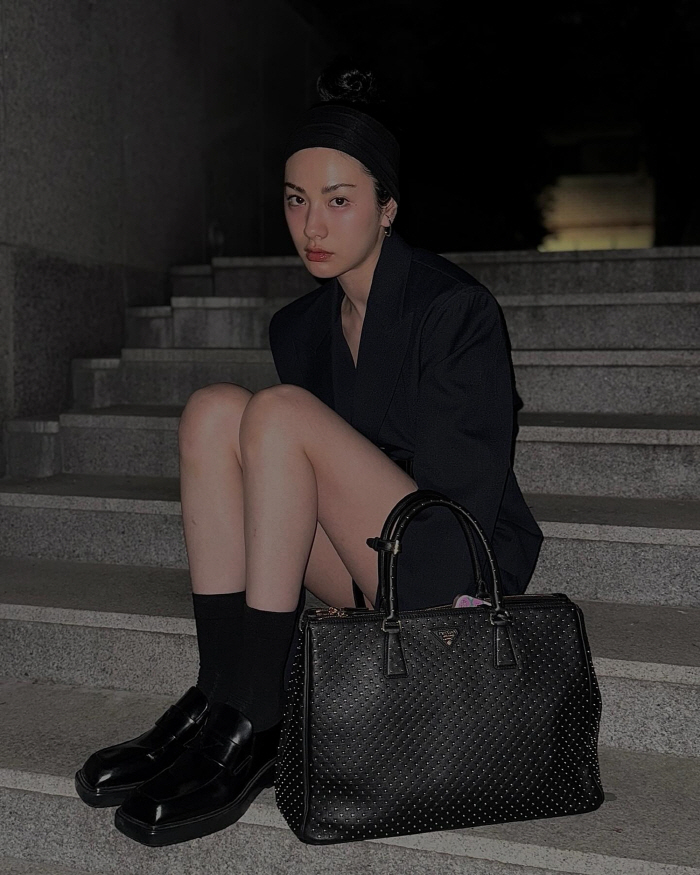 "'팬츠리스'도 나나가 하면 다르다"…압도적 다리 길이 '포스'넘치는 그…