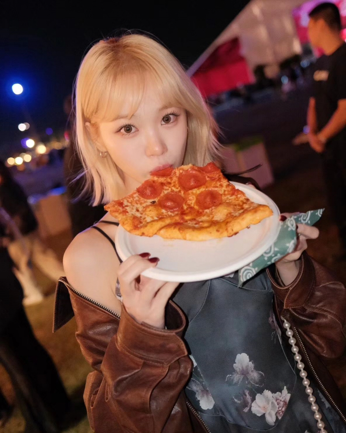 "피자 조각이 이렇게 클 일?"…르세라핌 김채원, 비교불가 '소두' 인증…
