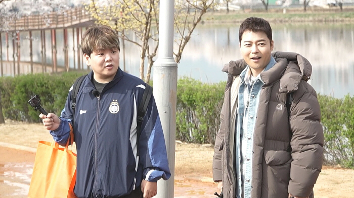 '결혼설 부인' 전현무, 올해 벚꽃 구경은 곽튜브와 함께?…한숨만 '푹'…