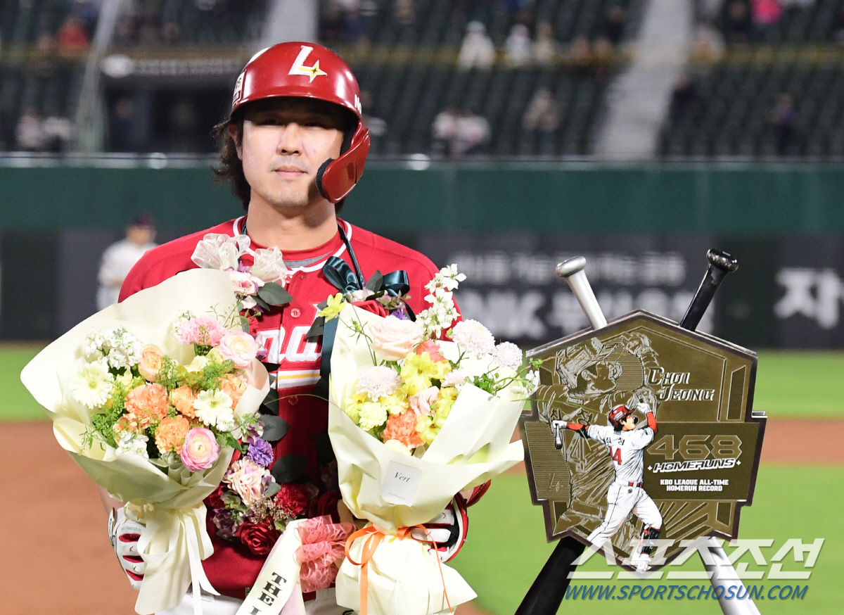 부산에서 쏟아진 기립박수…'최정 韓통산 최다+468홈런' 역사의 현장. …