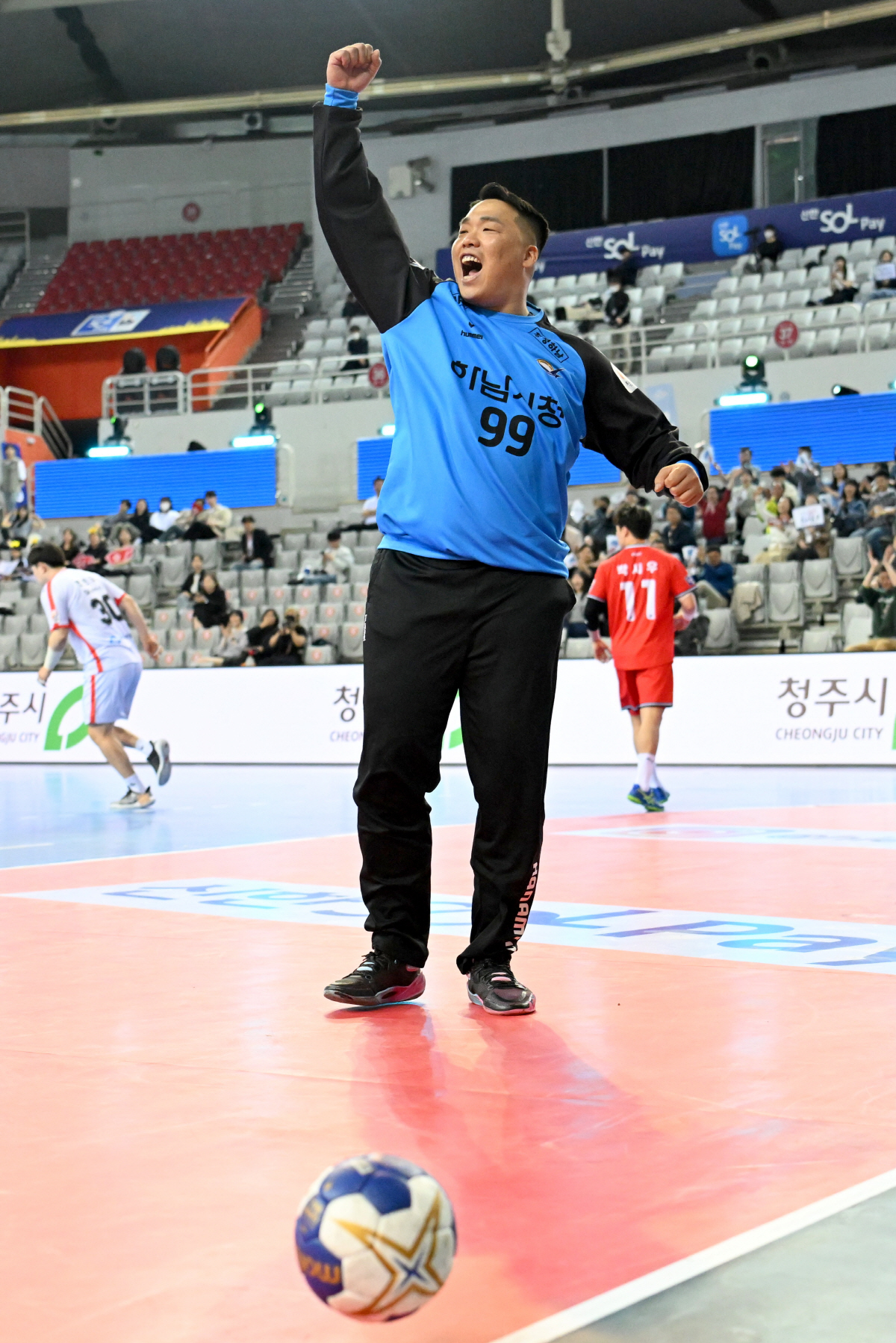 '박재용 선방쇼' 하남시청, 승부 던지기 끝 SK호크스 제압…26일 운명…