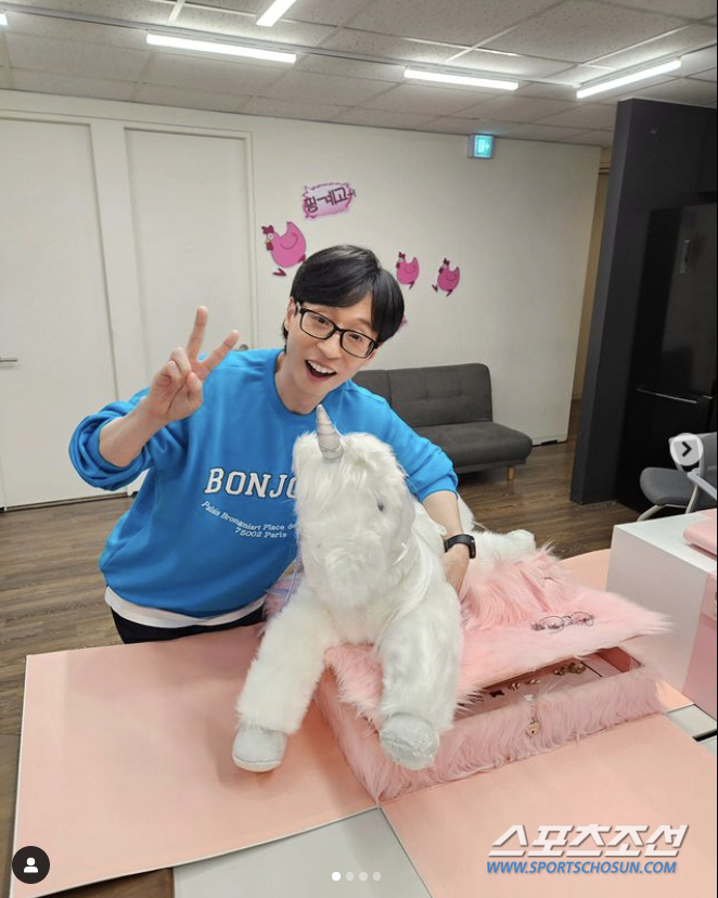 [SC이슈]유재석, 제니한테 '통 큰' 선물 받아…내용물 보니 '신상 컬…