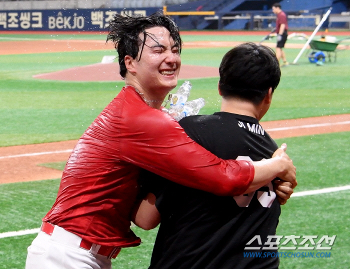 '소화기까지 등장’ 최연소 100SV 정해영의 잊지 못할 물세례 순간 […