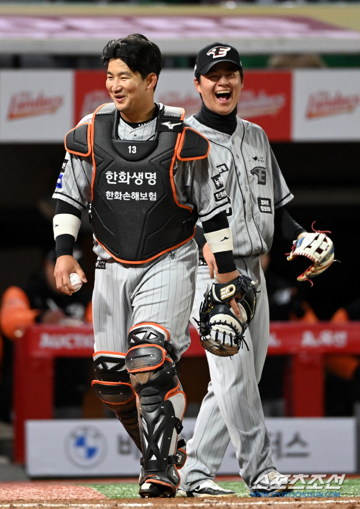 3할 유격수→ERA 2.19 선발→주전포수, 모두 자리 비웠다…RYU 카…