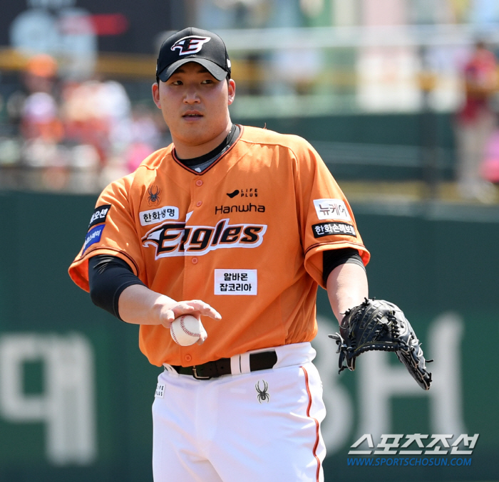 3할 유격수→ERA 2.19 선발→주전포수, 모두 자리 비웠다…RYU 카…