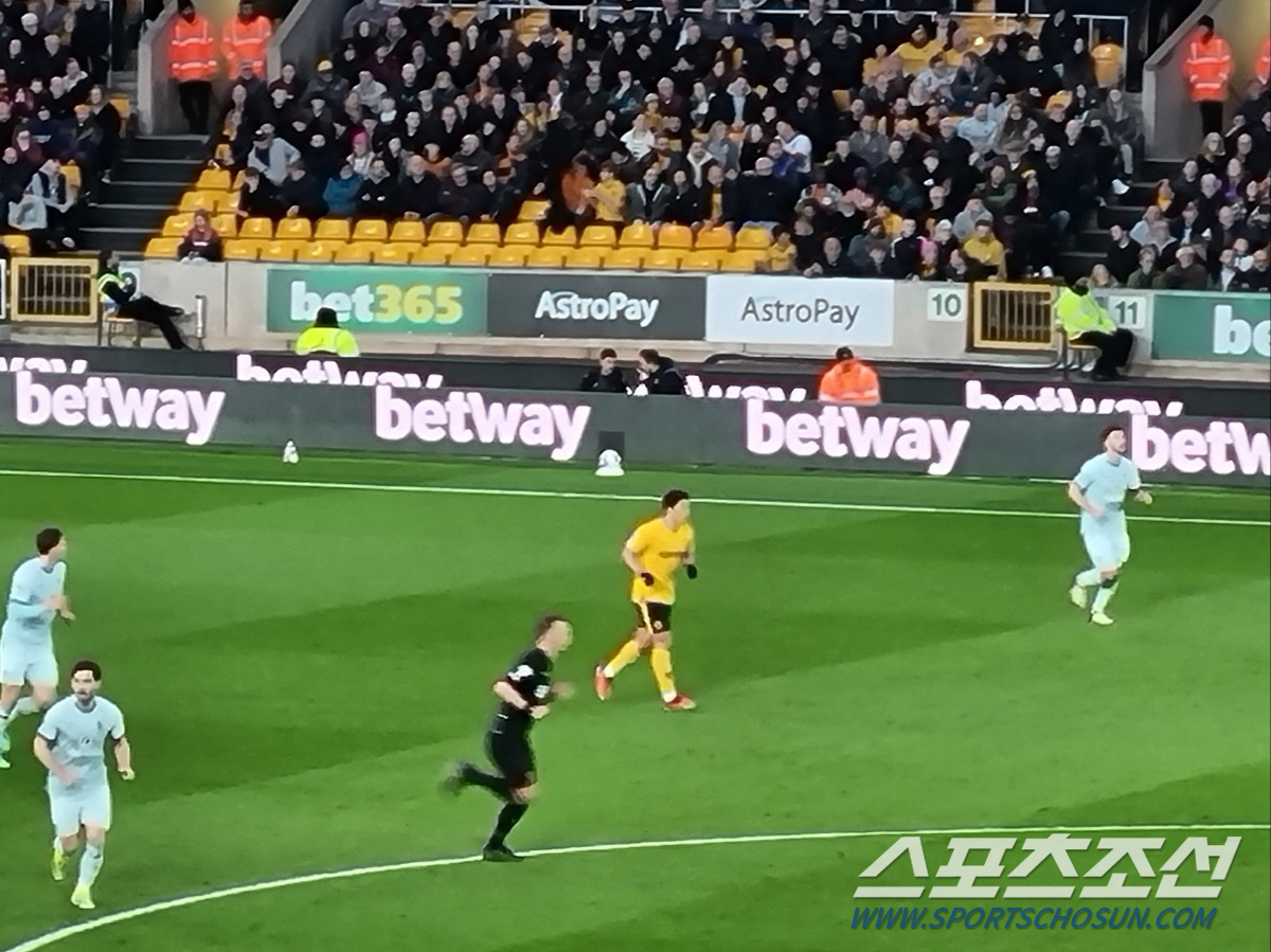 [울버햄턴vs본머스Live]'황희찬 선발' 울버햄턴 0-1 본머스 전반 …