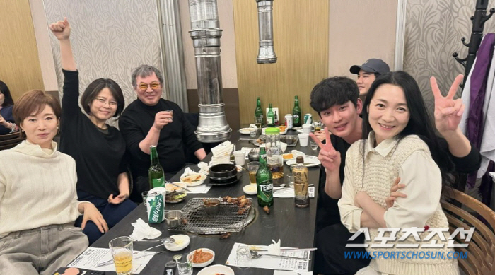 [SC이슈]'눈물의 여왕' 쫑파티, 김수현 옆자리에는 누가? "완벽한 팀워크였어"