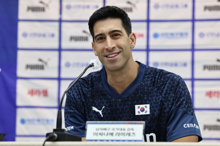충격적 패배를 안겼던 적장, 한국 대표팀 감독이 됐다 "이우진-최준혁 발…