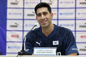 충격적 패배를 안겼던 적장, 한국 대표팀 감독이 됐다 