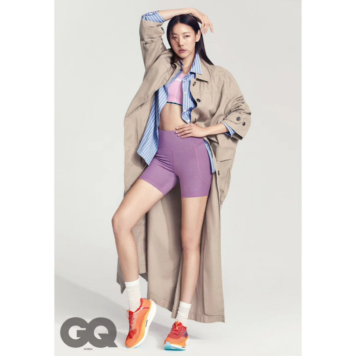 한혜진, '납작배'의 교과서…'톱모델' 개미허리 인증