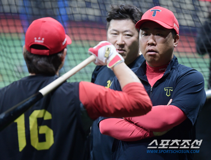 공 줍는 꽃 감독의 '타격 고민 상담소’...팀 타율 1위인데도 여전히 …
