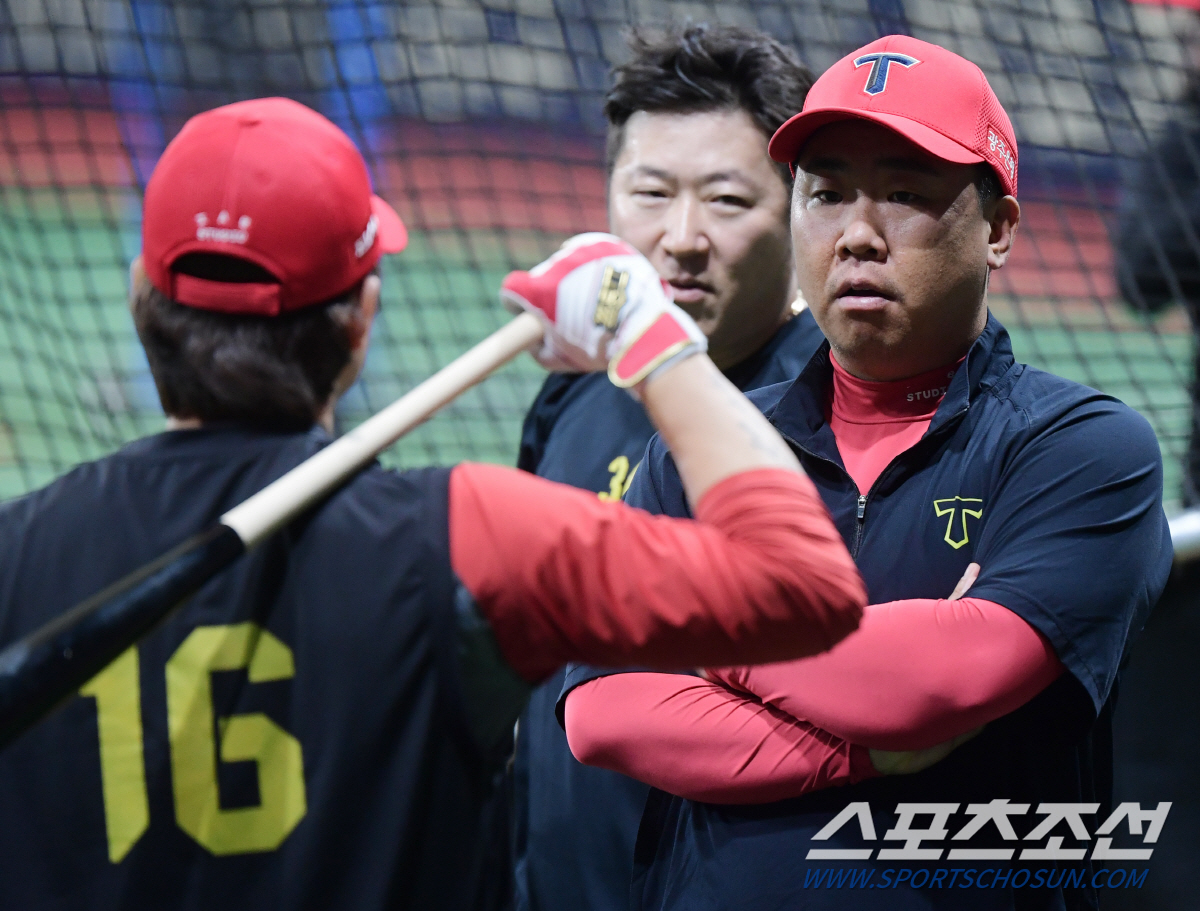 공 줍는 꽃 감독의 '타격 고민 상담소’...팀 타율 1위인데도 여전히 …
