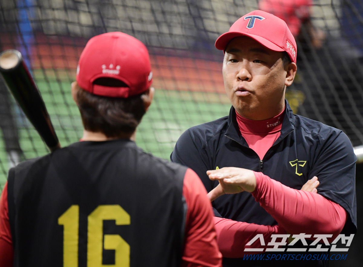 공 줍는 꽃 감독의 '타격 고민 상담소’...팀 타율 1위인데도 여전히 …