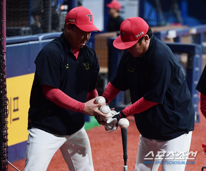 공 줍는 꽃 감독의 '타격 고민 상담소’...팀 타율 1위인데도 여전히 …