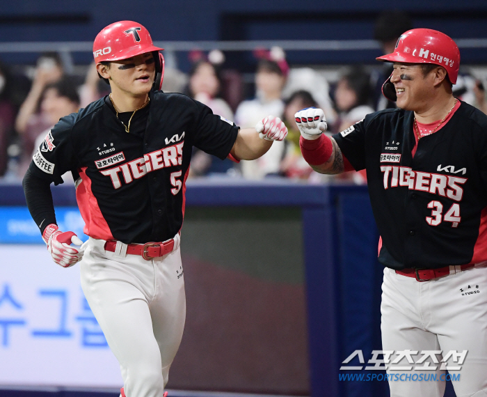 'KBO 새 역사를 썼다' 미친 기세 김도영, 1달 10홈런-10도루 대…