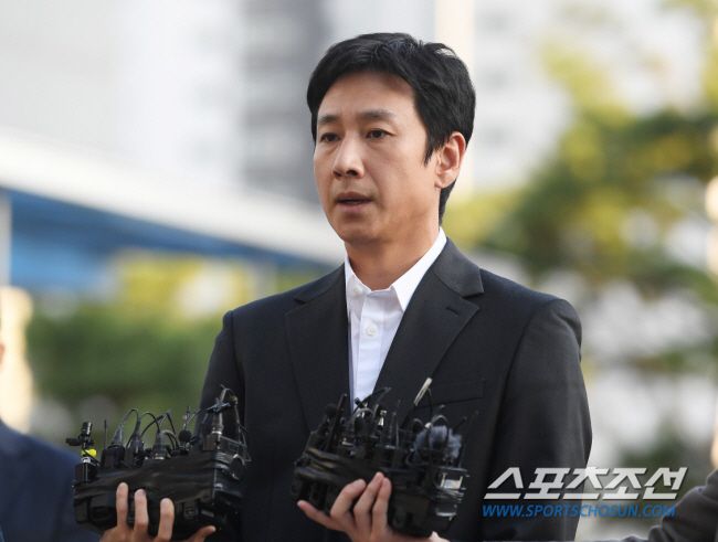 경찰, '故 이선균 내사' 정보 첫 유출한 검찰 수사관 입건