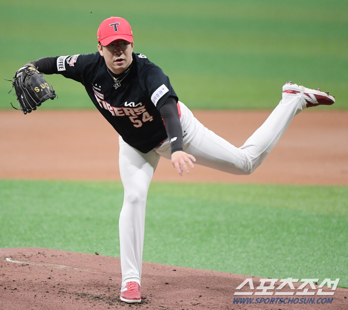 "내 목표는 KBO 최초 타이틀" 안주하지 않는 대투수, 이제 역사를 향…