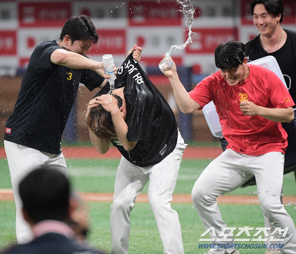 우승후보→20승 고지 선착...KIA가 무섭다고? 진짜 무서운 건 '이것…