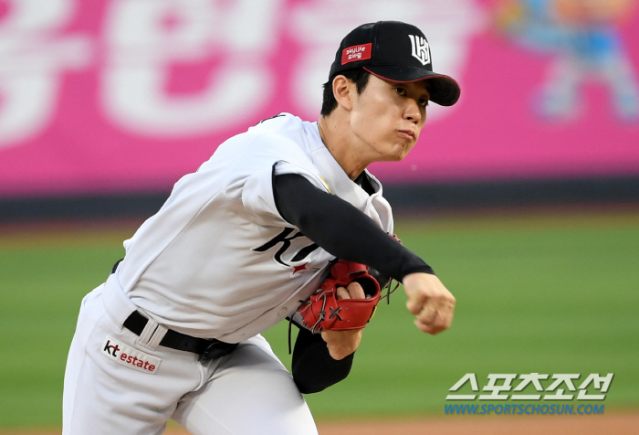 "원태인 선배님께 DM을…" 남몰래 눈물 훔쳤던 19세 루키, ML 극찬…