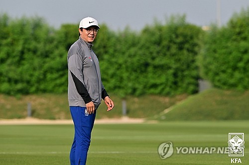 (서울=연합뉴스) 22일 카타르대학교 훈련장에서 2024 AFC U-23 아시안컵 조별리그 B조 3차전 일본과 경기를 앞둔 한국 축구대표팀의 황선홍 감독이 훈련 중인 선수들을 지켜보고 있다. 2024.4.22 [대한축구협회 제공. 재판매 및 DB 금지] photo@yna.co.kr