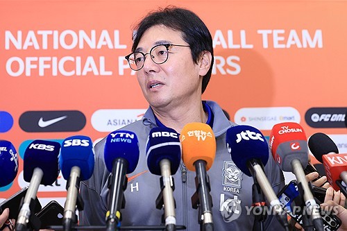 (영종도=연합뉴스) 신현우 기자 = 태국과 북중미 월드컵 아시아 2차 예선 C조 4차전을 마친 황선홍 한국 축구대표팀 임시 감독이 27일 오후 인천국제공항 제2여객터미널을 통해 귀국한 뒤 취재진과 인터뷰하고 있다. 2024.3.27 nowwego@yna.co.kr