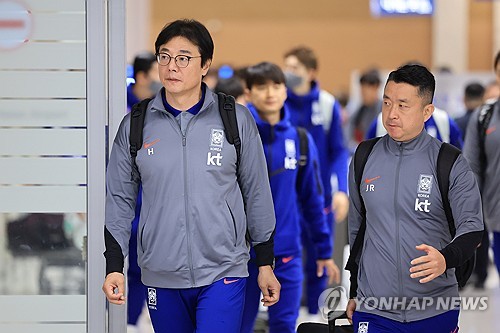 (영종도=연합뉴스) 신현우 기자 = 태국과 북중미 월드컵 아시아 2차 예선 C조 4차전을 마친 황선홍 한국 축구대표팀 임시 감독이 27일 오후 인천국제공항 제2여객터미널을 통해 귀국하고 있다. 2024.3.27 nowwego@yna.co.kr