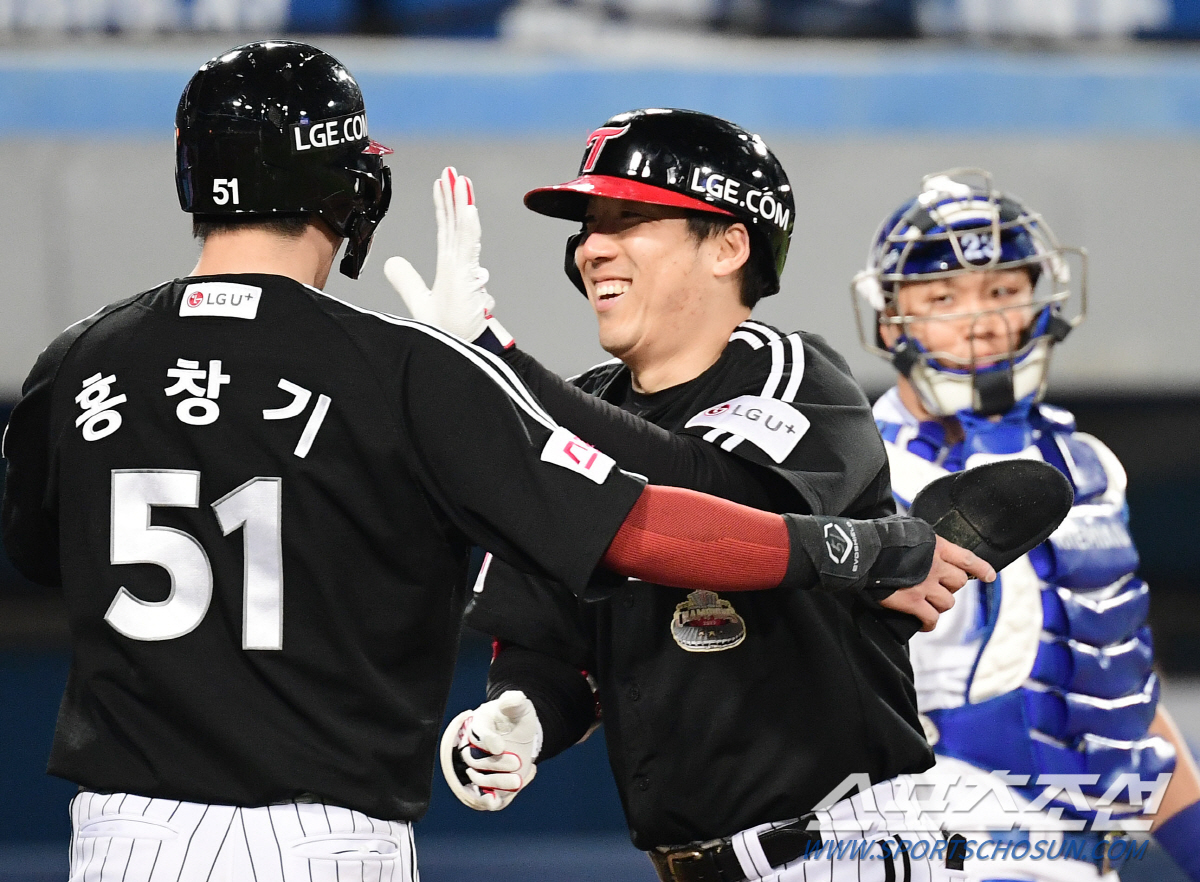 5점차인데 9회에도 나온 36세 주장. 간절함이 만든 15년만에 5안타.…