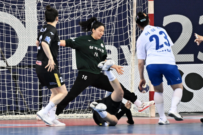 '디펜딩 챔피언' 삼척시청 3연속 챔프전 진출,  SK슈가글라이더즈와 격…