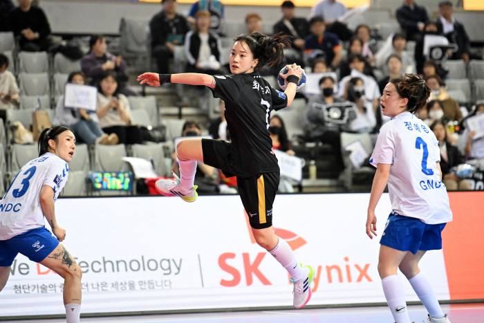 '디펜딩 챔피언' 삼척시청 3연속 챔프전 진출,  SK슈가글라이더즈와 격…