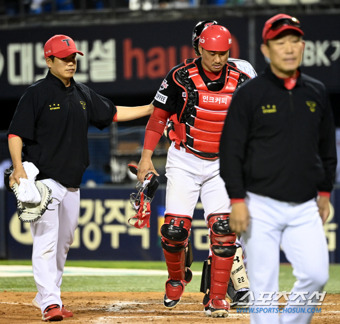 KIA 김태군, 손목 찰과상으로 한준수와 교체 "통증, 병원검진 X"[잠…