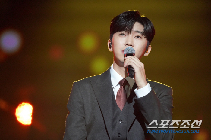 임영웅, 아이돌 그룹들의 거친 추격 따돌리고 '가수 브랜드평판'서 1위…2개월 연속 '정상'