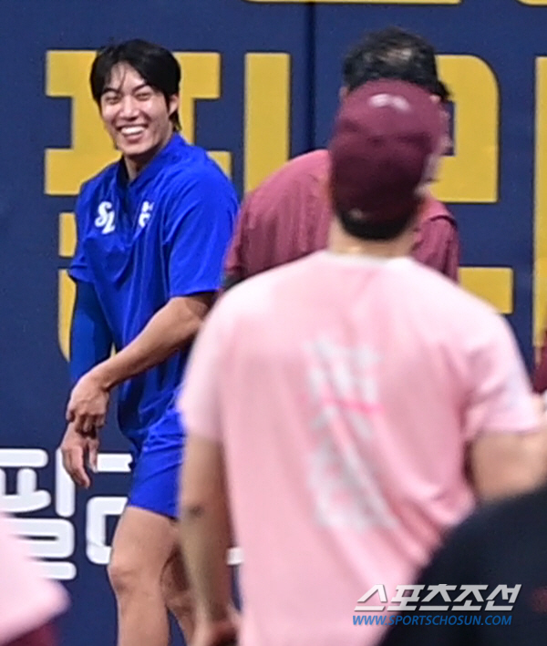최주환 투정에 함박웃음 지은 원태인과 아시아 최다 '408 세이브' 축하…