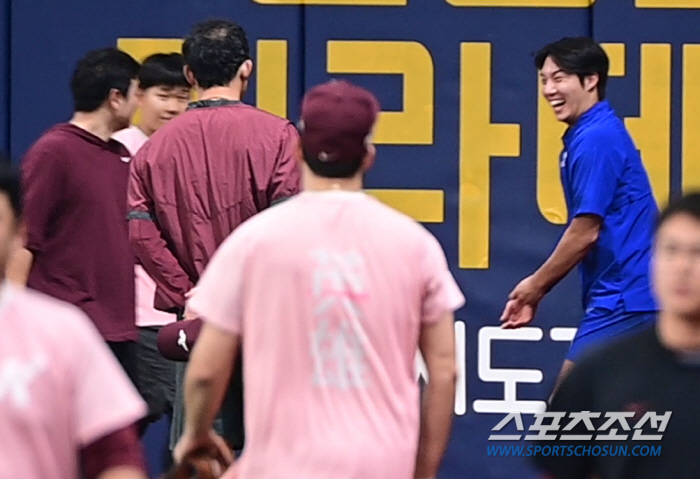 최주환 투정에 함박웃음 지은 원태인과 아시아 최다 '408 세이브' 축하…