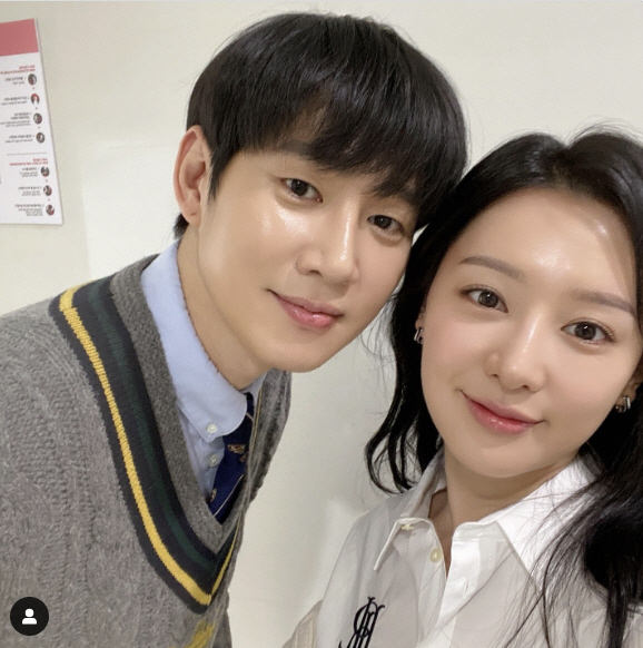 박성훈X김지원 '눈물의 여왕' 종방연 앞두고 김수현 없는 깜짝 투샷