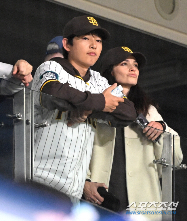 '송중기♥케이티', 야구장→결혼식까지 동반 외출…박지환 결혼식 참석해 축…
