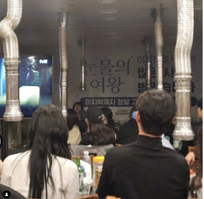 김수현♥김지원 종방연도 '달달 짝꿍' 포착..'눈물의 여왕' 동반 시청[…