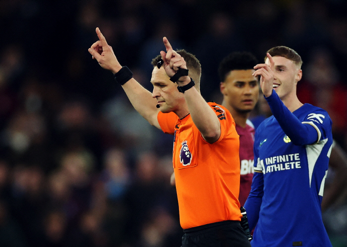 "英축구 이미지 손상시키는 판정" VAR 극장골 취소→승리 도둑맞은 포체…