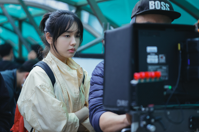 [SC리뷰] '종말의 바보' 유아인 뭘 덜었는지 모르겠고, 12부작은 길…