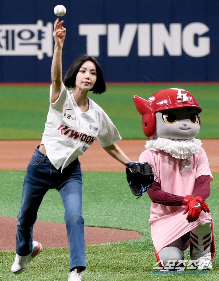 '똑단발의 AI?' 인형 미모 뽐낸 남규리, 데뷔가 2006년인데...역…