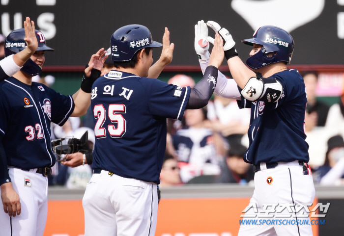 '5:6→17:8' 역전 허용 직후, 선발 전원 안타 깨운 캡틴의 미팅.…