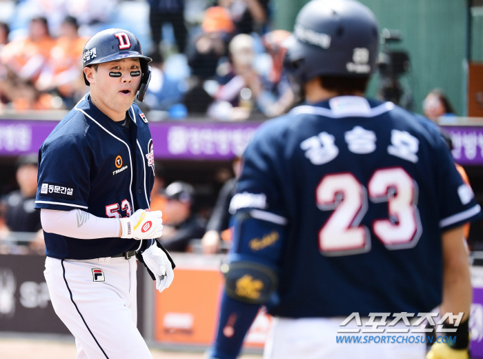 '5:6→17:8' 역전 허용 직후, 선발 전원 안타 깨운 캡틴의 미팅.…